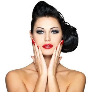 عکس مدل آرایشی و زیبایی زنانه لاک و رژ قرمز